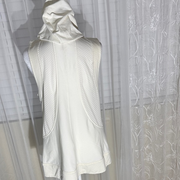 CALIA Sleeveless Hoodie Vest - Picture 2 of 3